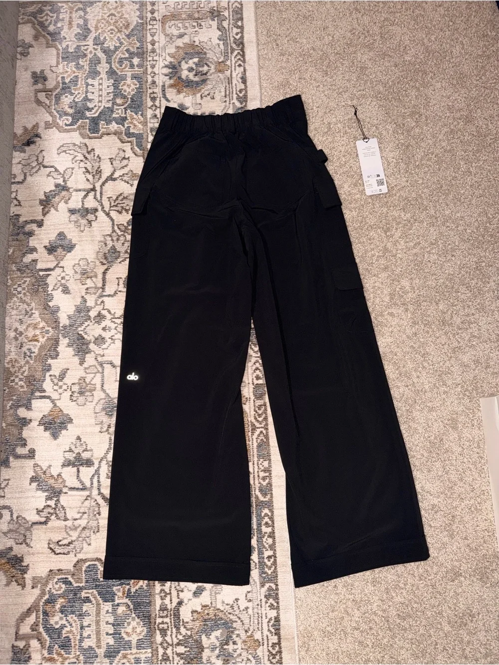 ALO Yoga Mid-Rise Workwear Cargo Pants in Black EUC Sz Small - Picture 9 of 9